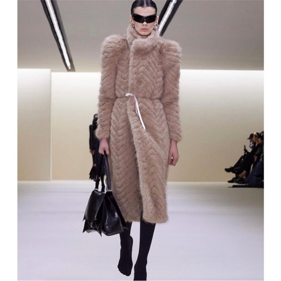 Balenciaga faux fur round shoulder fitted coat in beige seen on Kendall Jenner - Picture 7 of 9